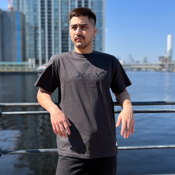 DEEN Tシャツ S/S 家紋刀鍛冶 墨 DNTS17_SM_