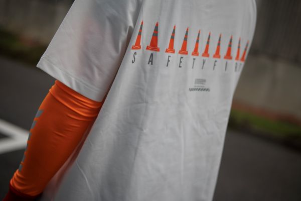 ユニバーサルオーバーオール　Traffic Cone Tee　UN26112400P_